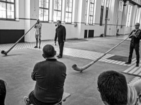 Ringing the Bell, Alphorn, Giswil, Schweiz, 2012, Photographer Georg Anderhub