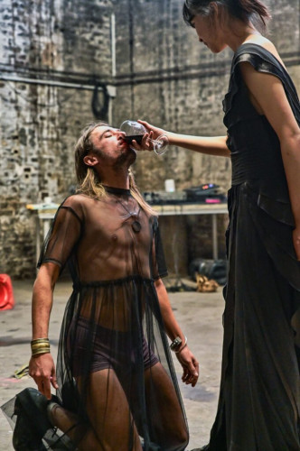 Burçak  Konukman, Florence Lam, Beyond the civilized body - 9 -hours performance, Photographer Jürgen Fritz