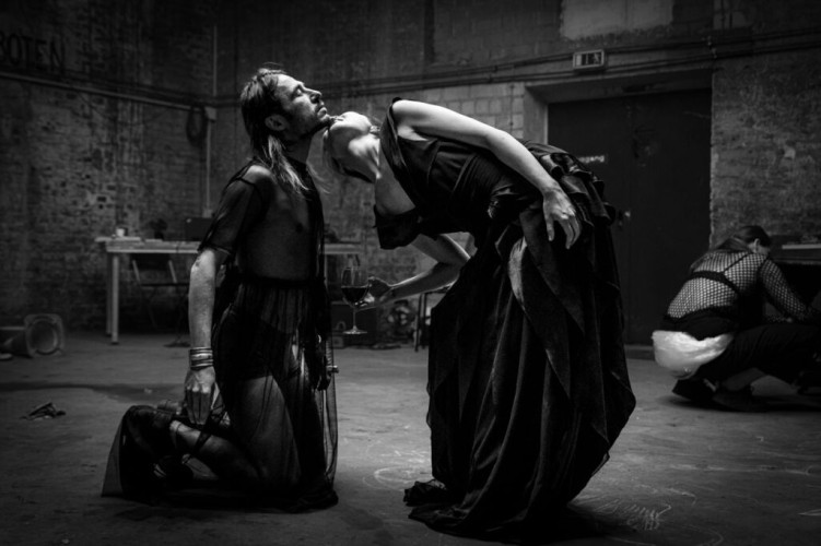 Burçak Konukman, Florence Lam, Beyond the civilized body - 9 -hours performance, Photographer Jürgen Fritz