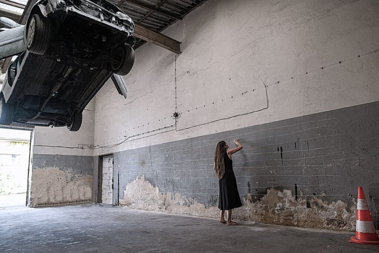 Petra Strahovnik, Beyond the civilized body - 9 -hours performance, Photographer Jürgen Fritz