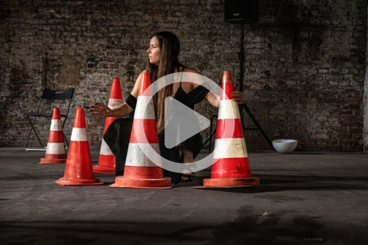 Petra Strahovnik, Beyond the civilized body - 9 -hours performance, Photographer Jürgen Fritz