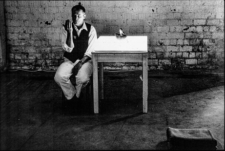 Boris Nieslony,  Das Brakteaten. Stück, Black Market International, documenta 8, 1987, Kassel, Foto Thomas Rosenthal